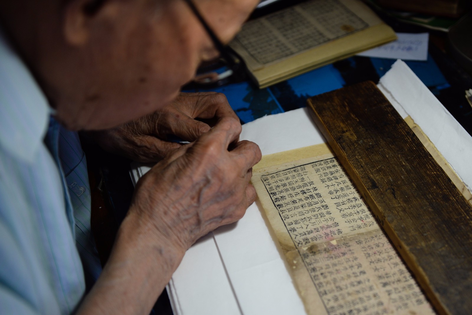    7月18日，江澄波老人在“文学山房”旧书店修补古书。 