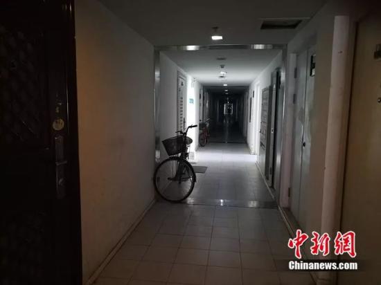 北京像素每层30户，走廊又暗又长。<a target='_blank' href='http://www.chinanews.com/' >中新网 记者 邱宇摄