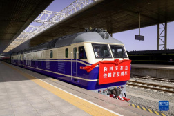 中國建成世界首條環沙漠鐵路線