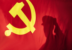坚持人民至上是中国共产党区别于西方政党的根本标志