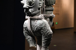 听文物讲故事·解码三星堆丨这尊青铜鸟足神像，印证中华文明多元一体